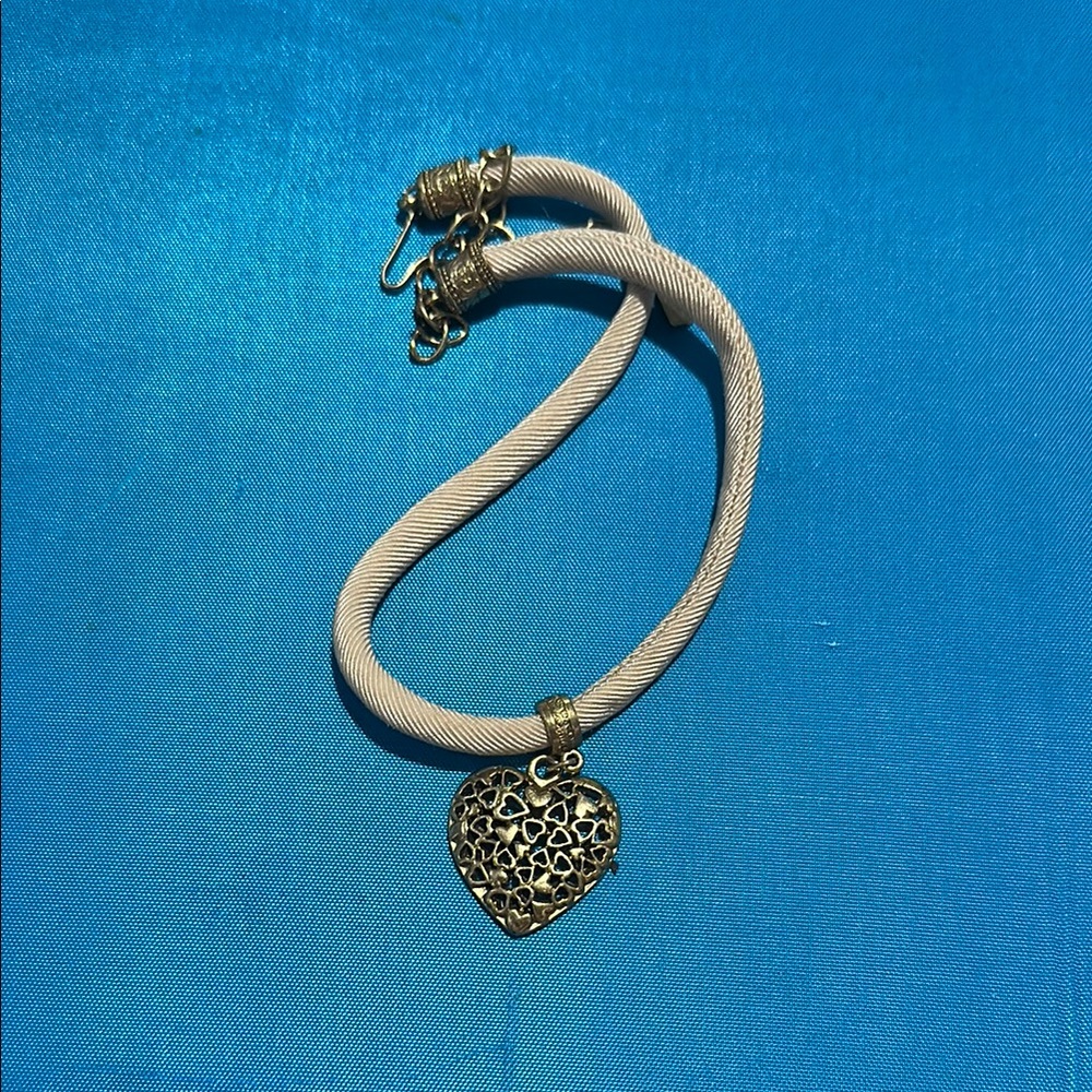 1928 Gold Heart Pendant Necklace 20$